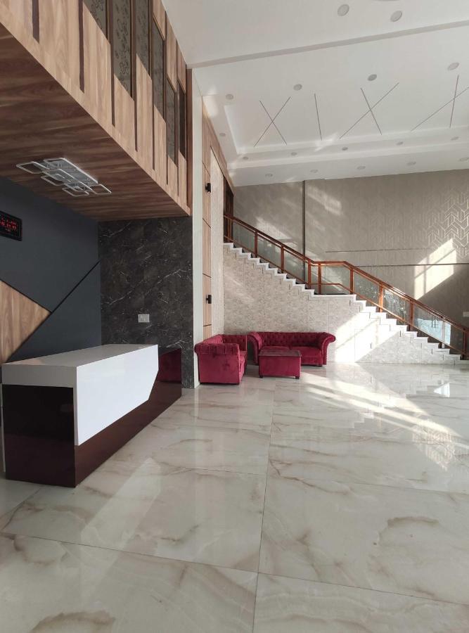 Oyo 92169 Apple Leaf Banquet & Hotel Aligarh Exterior photo