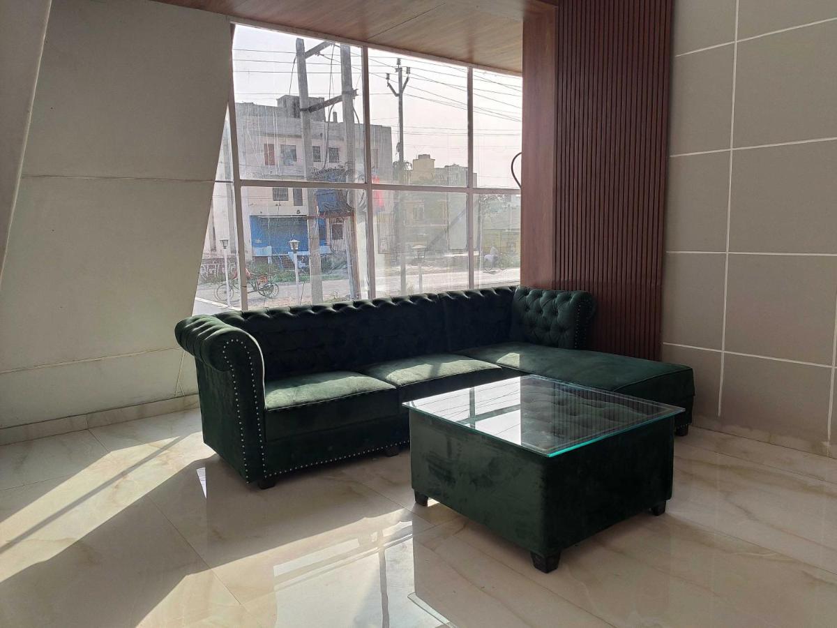 Oyo 92169 Apple Leaf Banquet & Hotel Aligarh Exterior photo
